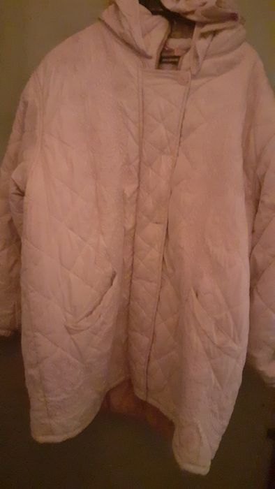 Kispo  rosa acolchoado  marca Rene Derby  tamanho medio com capuz  que