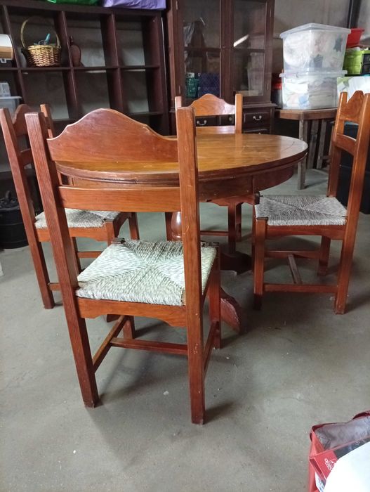 Mesa em pinho com quatro cadeiras