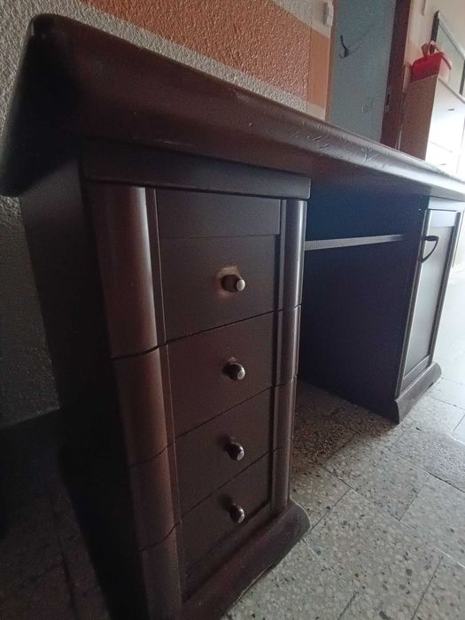 Biurko gabinetowe Klose z litego drewna