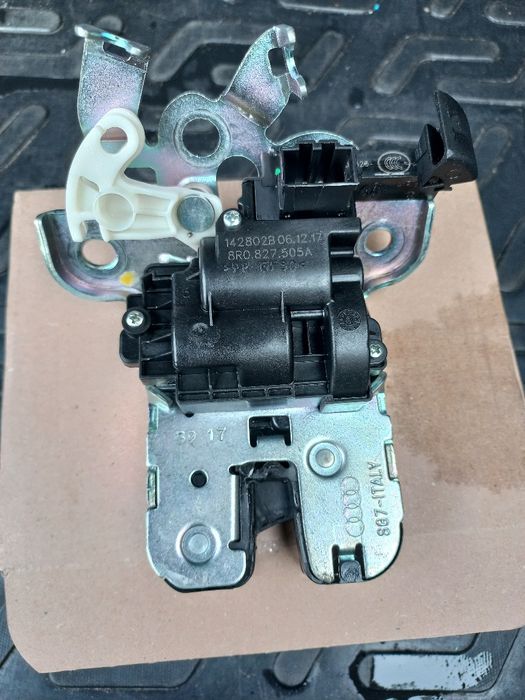 Замок багажника шкода октавія а7 8R0827505A