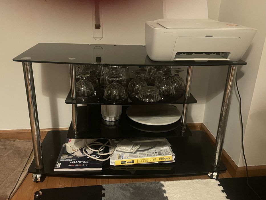 Móvel de vidro preto com prateleiras para televisao