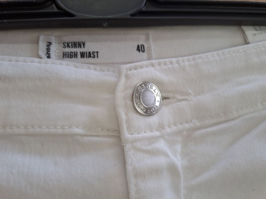 Spodnie białe skinny z dziurami. Sinsay. Rozmiar 40. Stan idealny
