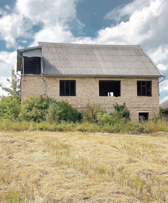 Продається незавершенний житловий будинок.