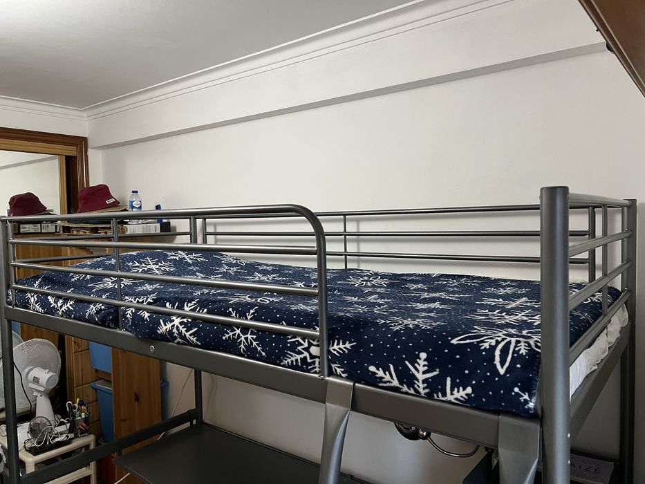 Cama Alta IKEA (TROMSÖ/SVÄRTA) com secretária + Colchão Solteiro 90x200