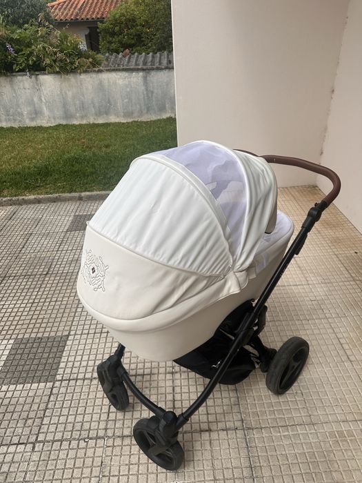 **Vendo carrinho de bebé usado em bom estado, com alguns sinais de uso**