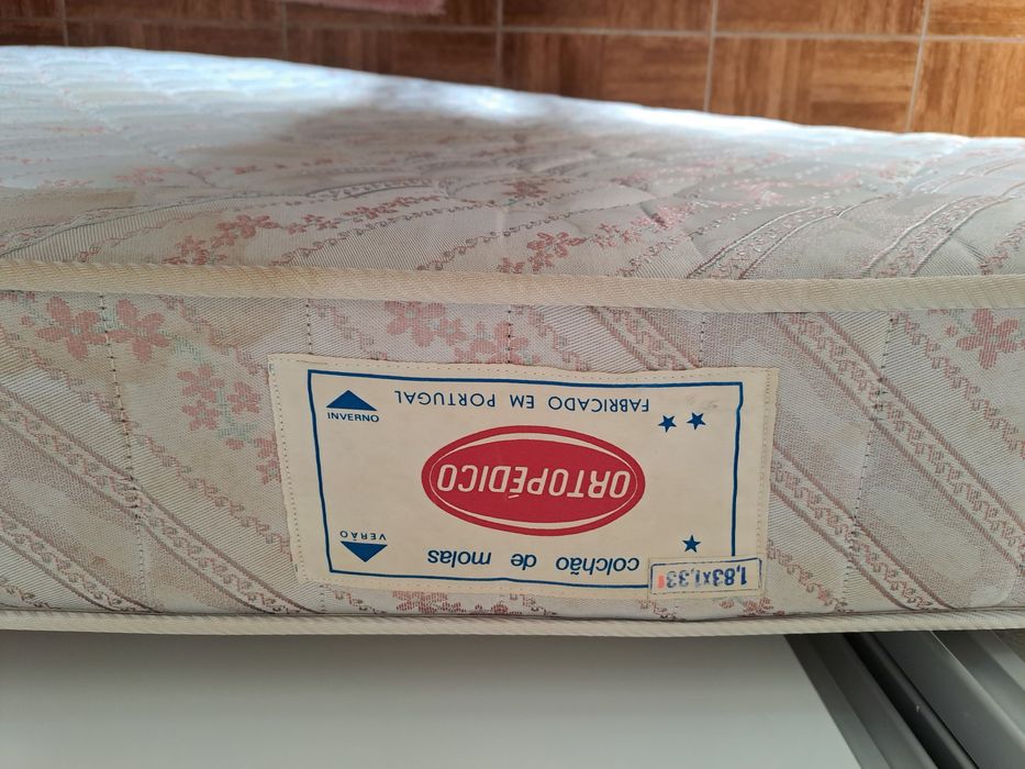 Mobília de quarto (cama e colchão, duas mesas de cabeceira e cómoda)