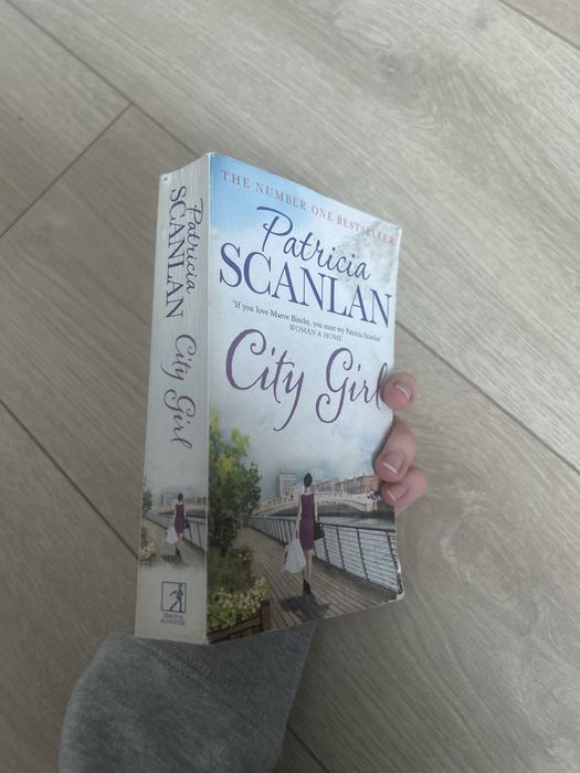 Книга англійською, бестселлер про жіночу дружбу