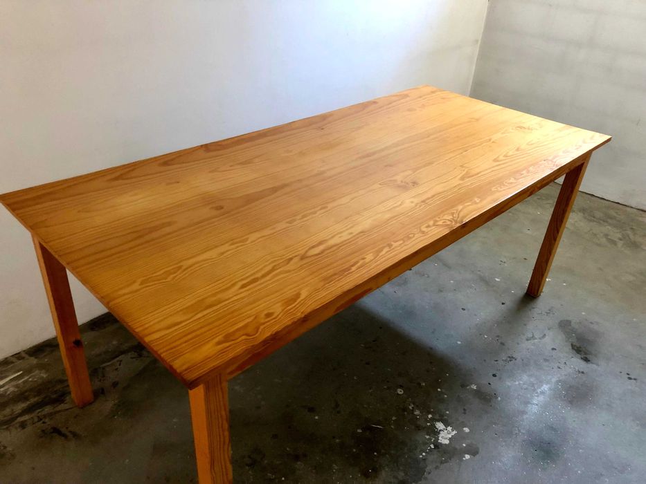 Mesa em madeira maciça – grande e robusta