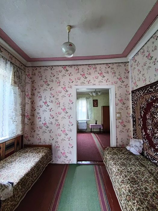 Продається 1/2 будинку,виведена в окреме домоволодіння,в с.Плесецьке