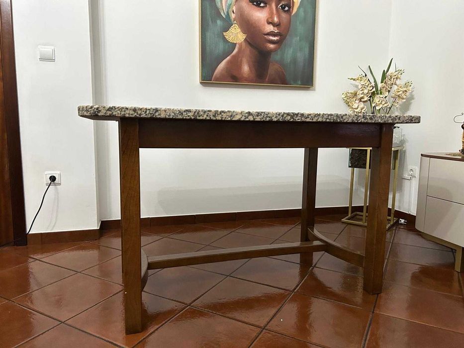 Mesa com Estrutura em Madeira e Tampo em Granito