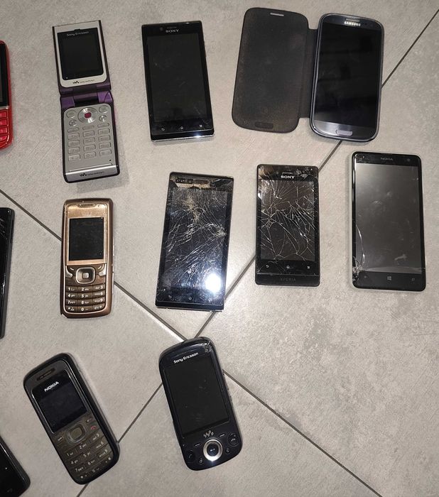 Duży zestaw telefonów Nokia, Sony Ericsson, baterie, ładowarki