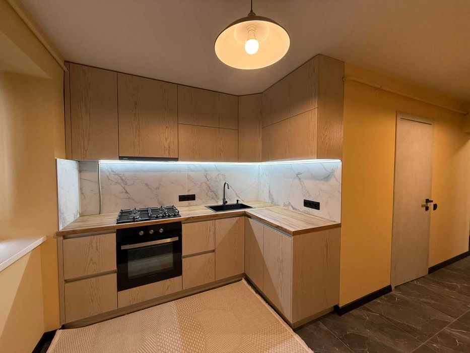 Двокімнатна квартира в центрі Богородчан із власною ділянкою.