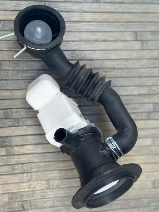 Pompa odpływowa z obudową i wężem kulowym do Whirlpool ETDLR 7220L