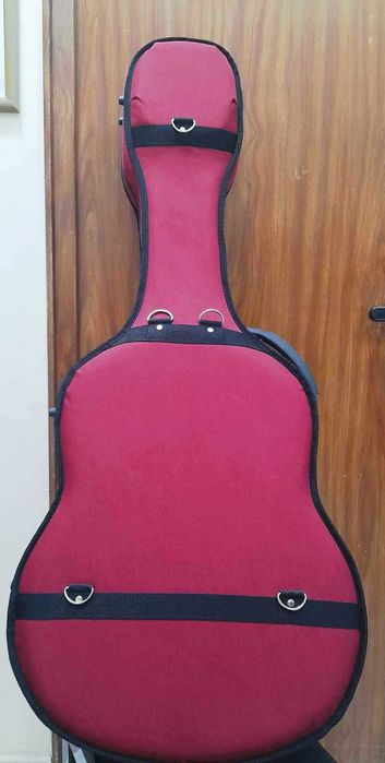Estojo para guitarra clássica.
