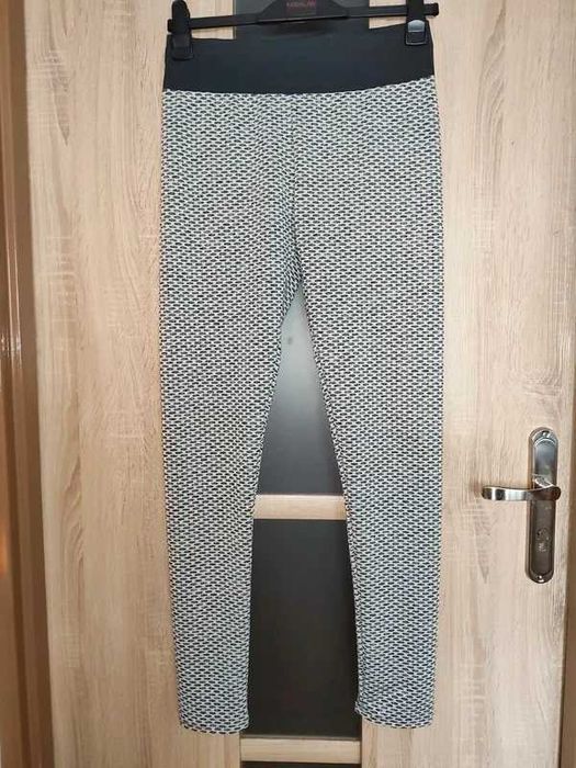 493. Czarno białe długie legginsy sportowe rozmiar XL