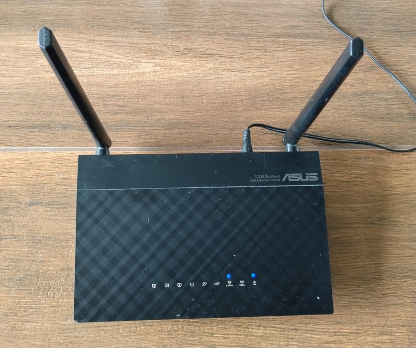 Router Asus RT-AC750 z ładowarką