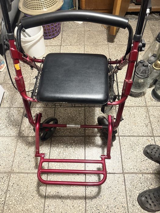 Rollator chodzik czterokolowy sprzęt rehabilitacyjny