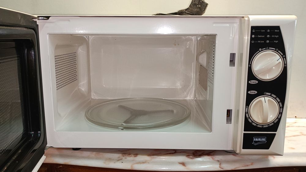 Microondas marca FIRLINE a funcionar perfeitamente, em perfeitas condi