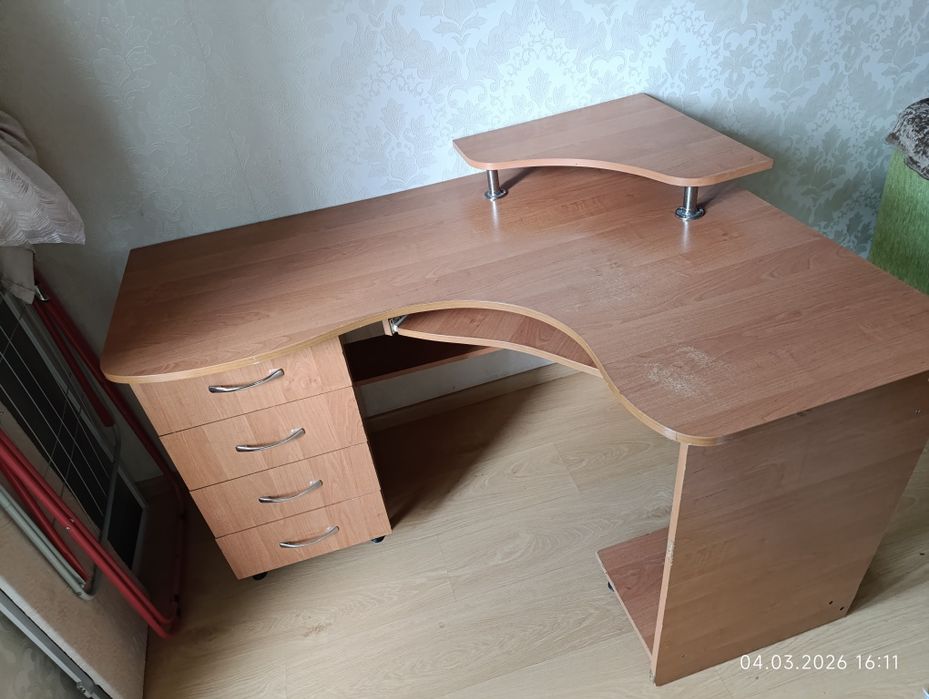 Компьютерный стол,угловой. Идеальное состояние