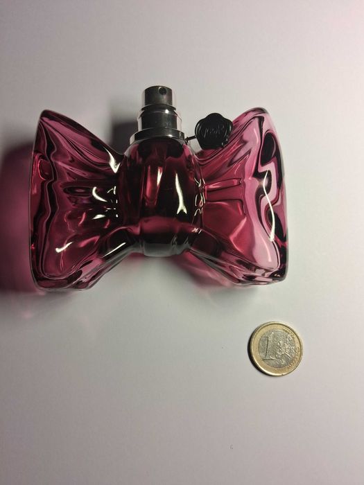 Frascos vazios de perfume colecionador para doação