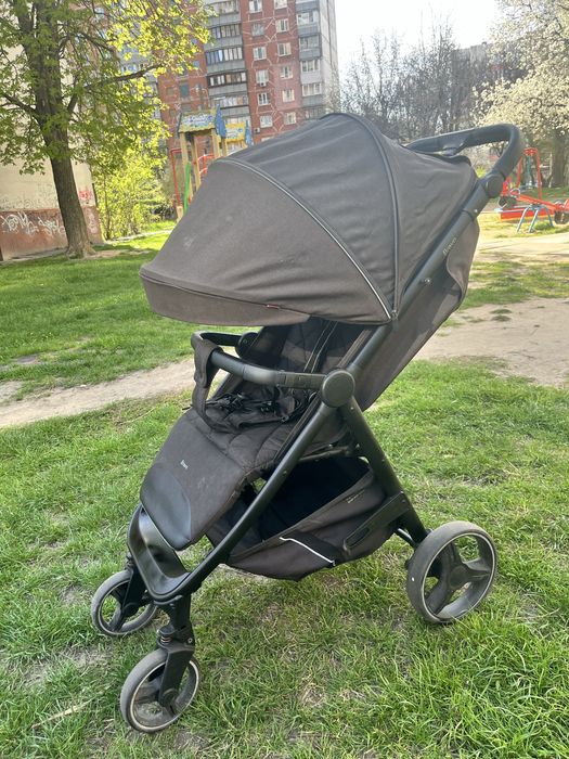 Прогулочна коляска
