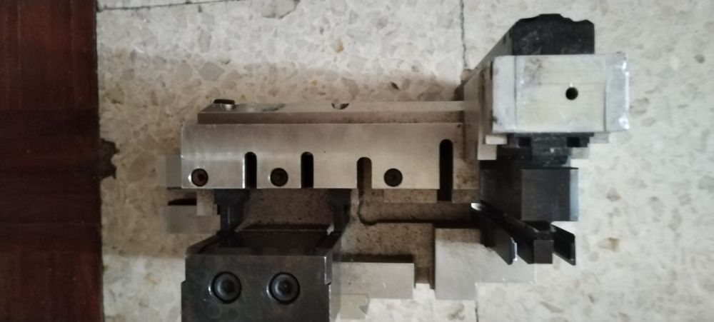 Cabeça de máquina produzir caixilharia metálicas