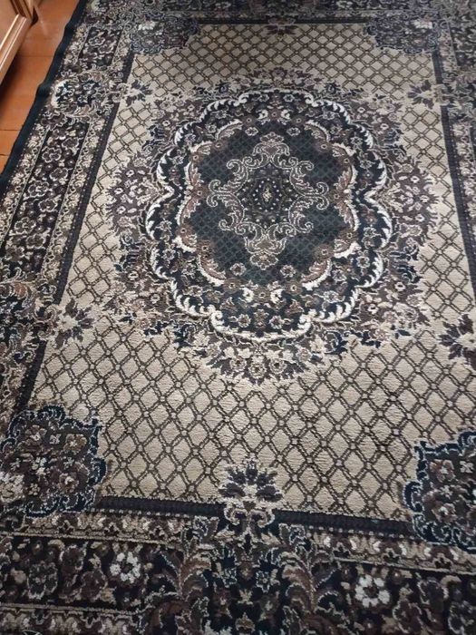 Гарний  яскрав ий килим