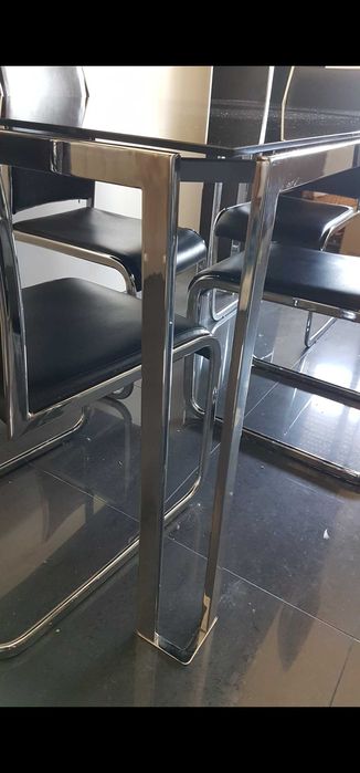 Mesa metal e vidro e 4 cadeiras.