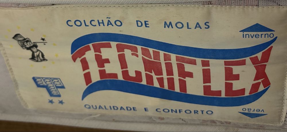 Conjunto de Quarto Estilo Clássico / Provençal – Madeira com Tampos em Mármore