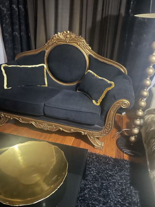 Sofa, cadeirao preto e dourado