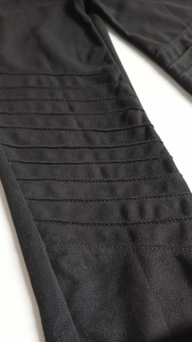 Czarne, ciekawe legginsy a la zamsz Tom & Rose