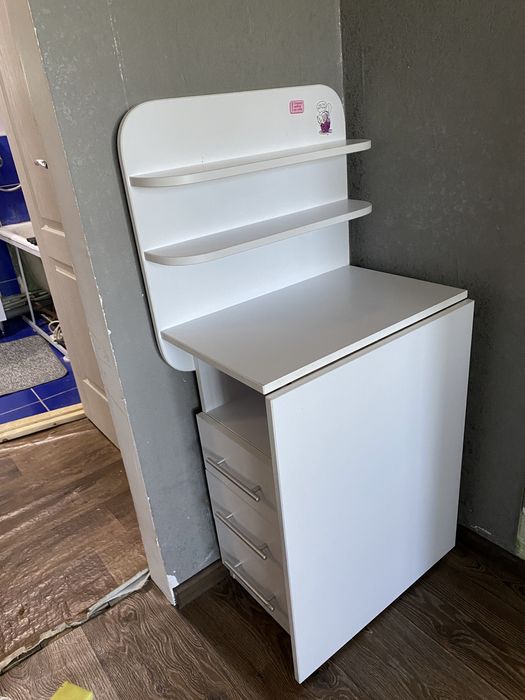 Маникюрний стіл