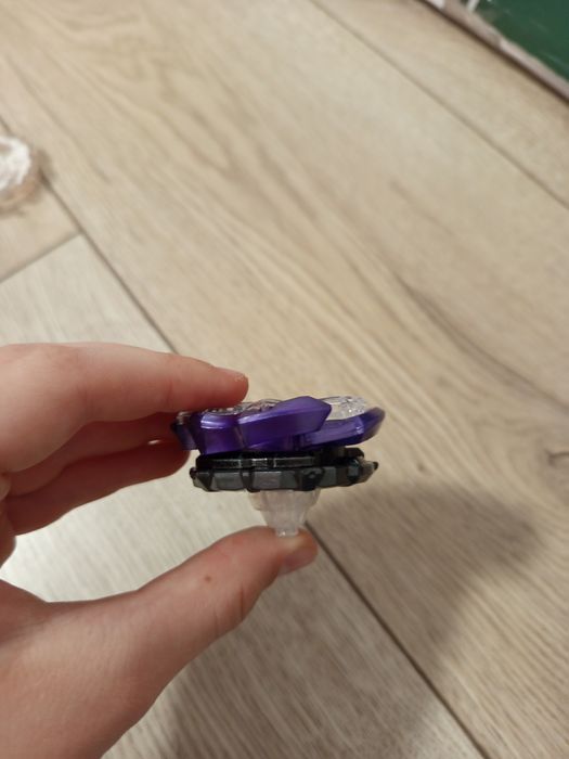 Бейблейд,Деталі та Бейблейди оригінальні , в чудовому стані.ОПИС!!