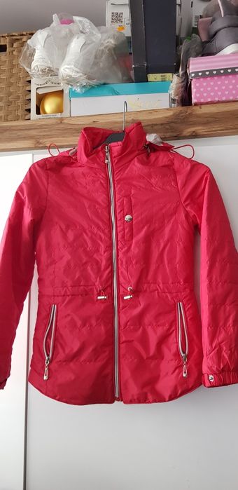 Little Sun czerwona lekka kurtka z odpinanym kapturem regulacja w pasi