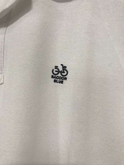 Polo branco, marca Saccor