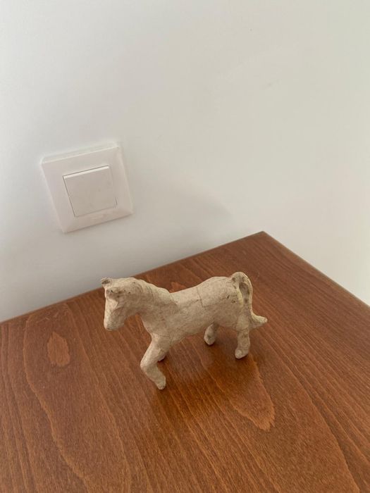 Cavalo cartonagem compacta