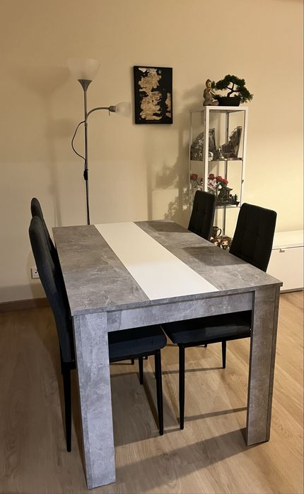 Mesa com 4 cadeiras
