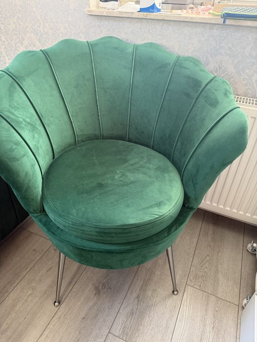 Welurowy fotel muszla - butelkowa zieleń