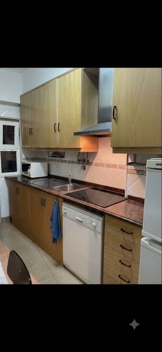 Móveis de Cozinha em Madeira / Bancada em Granito (Sem Eletrodomésticos)