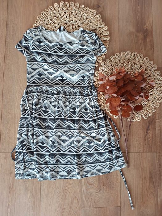 biała bialo czarna rozkloszowana aztecka sukienka z krotkim rekawem