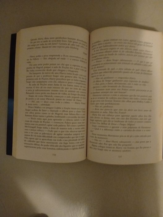 Livro "Harry Potter e a Pedra Filosofal"