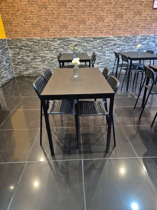 Vende se 4 mesa com 16 cadeira de restauração
