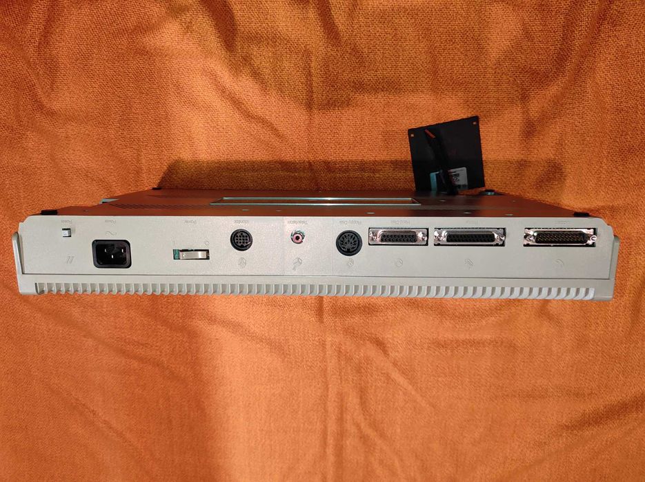 Atari 1040 STFM w bardzo ładnym stanie.