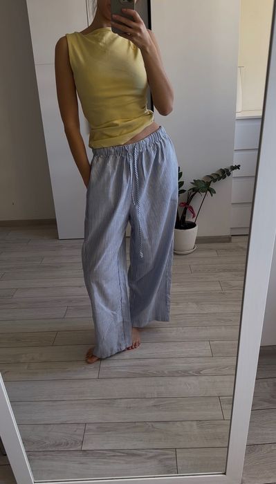 Широкі штани в піжамному стилі