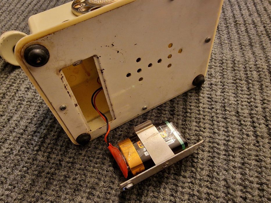 Isqueiro a gasolina e rádio em formato de telefone
