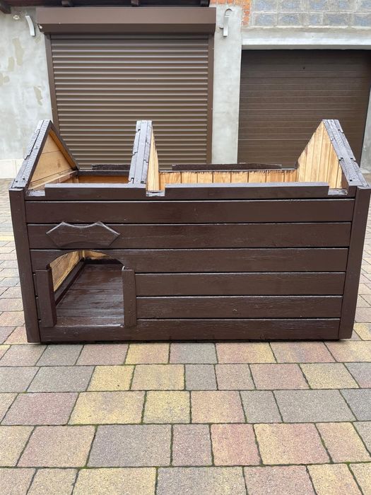 Drewniana buda z przedsionkiem, ocieplona