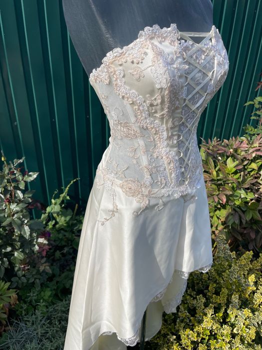 Весільна сукня з корсетом та камінчиками сваровські