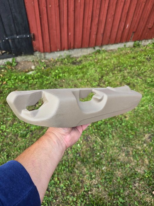 Osłona fotela lewego Volvo S70 V70 XC70 Rok 1997-00 Kolor Beżowy NR 9160089