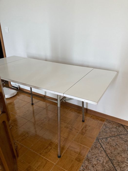 Mesa branca extensível com gaveta