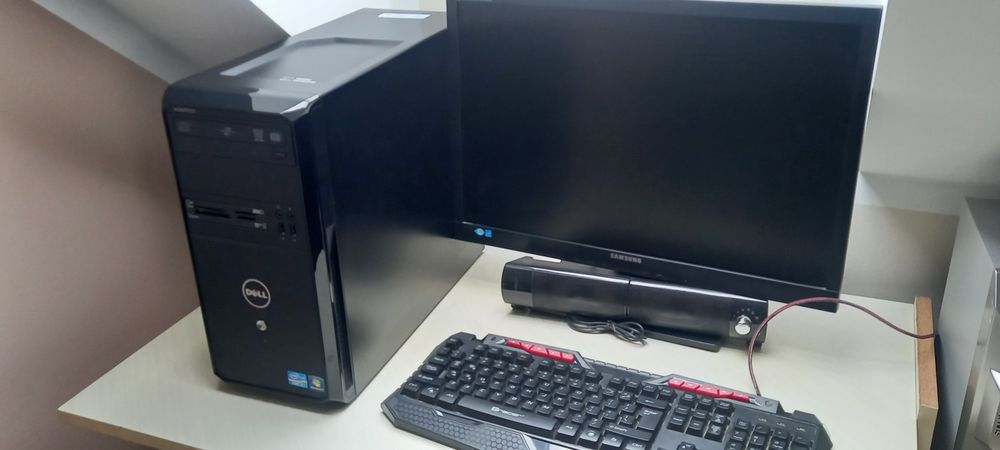 Komputer stacjonarny DELL, monitor, głośniki, mysz